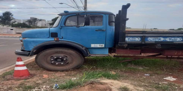 Caminhão Mercedes Benz/L 1113, ano 1975 - Cordeirópolis/SP